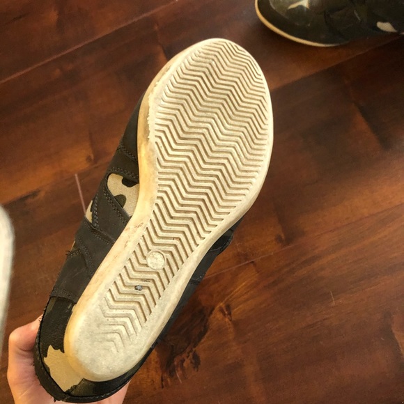 Aeropostale Heeled Sneakers - Picture 2 of 4